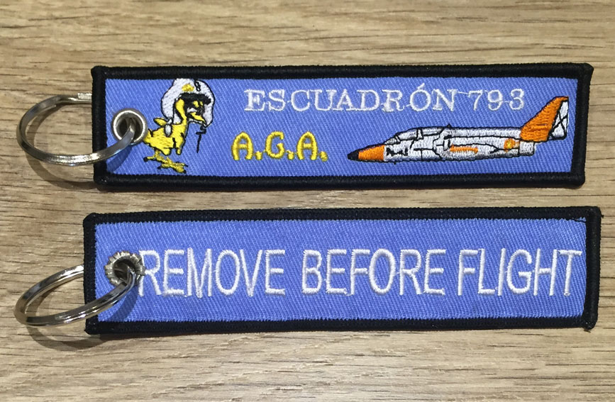 Llavero Remove Before Flight \"Escuadrón 793 Básica\" azul